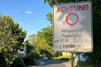 Wichtige Straße im Vogtland am Sonntag kurzzeitig gesperrt: Das ist der Grund - Schilder weisen bereits auf die Sperrung hin.