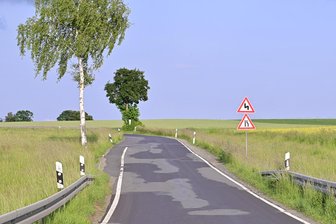 Wichtige Straße im Vogtland: Baubeginn lässt auf sich warten - Zwischen Posseck und Tiefenbrunn ist die S 309 noch sehr schmal. Unklar, wann sich das ändert.