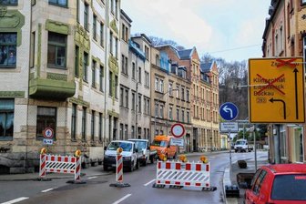 Wichtige Straße in Aue wegen Hausabbruch gesperrt - Die Wettinerstraße in Aue ist seit Montag vom Wettinerplatz bis Kreuzungsbereich B 283 (Bockauer Talstraße) gesperrt. Grund ist der Abriss der Häuser Wettinerstraße 35 und 37. Die Arbeiten und damit die Sperrung sollen bis zum 26. Mai dauern. 