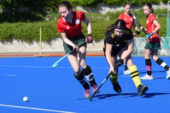 Wichtigen Punkt „eingekauft“: Freiberger Hockey-Mädchen erkämpfen Remis auf Supermarktdach - Das Team der weiblichen U 14 um Hanna Schramm (r.) rang den Gastgeberinnen vom EHC auf dem Erfurter Kauflanddach beim 1:1 einen Punkt ab.