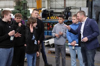 „Wichtiger als eine Probefahrt vorm Autokauf“ – Woche der offenen Unternehmen im Erzgebirge startet - Christian Pfaff (r.) bei einer Führung. Er fand schnell den richtigen Draht zu den jungen Gästen.