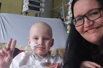 Wichtiger Tag für den kleinen Bruno aus Chemnitz: So krass war die Stammzelltransplantation für ihn - Bruno und Denise Müller im Uniklinikum Dresden. Das Foto wurde am Tag vor der Stammzelltransplantation gemacht. Das Pflaster in Brunos Gesicht fixiert die Magensonde.