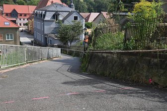 Wichtiger Weg für Fußgänger in Lunzenau: Kur soll in Kürze starten - An der Kirchgasse in Lunzenau sind unter anderem Arbeiten an Geländer und Stützwand geplant.