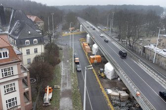 Wichtiger Zubringer zur A 72 teilgesperrt: Pendler nach Leipzig müssen mit Staus rechnen - Die Wundtstraßenbrücke ist Teil eines wichtigen Zubringers der Autobahnen A 72 und A 38 in die Leipziger Innenstadt. Nun muss sie wegen Sanierungsarbeiten komplett gesperrt werden.