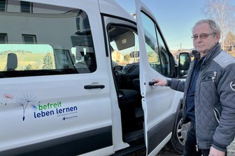 Wichtiges Hilfsangebot im Erzgebirge gerät ins Wanken – Ehrenamtliche bangen um das Fahrzeug - Bernd Illig vom Blauen Kreuz in Raschau. Er hofft, dass zumindest die Kosten für das Auto weiter finanziert werden können.