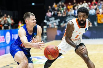 Wichtiges Spiel in Montenegro: Niners Chemnitz können die Tür zum Achtelfinale im Eurocup weit aufstoßen - Das Hinspiel verloren die Niners Chemnitz um Corey Davis (rechts) mit 71:84 gegen Podgorica.