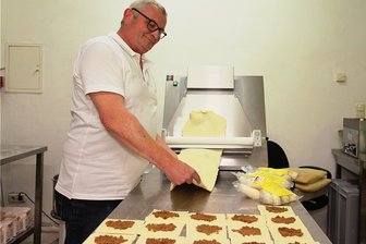 Wickelklöße sind Verkaufsschlager von Zwickauer Manufaktur - Beim Wickelklöße machen ist Perry Fischer in seinem Element. 