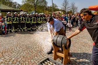 Widerspenstiges Bierfass - Der Remser Bürgermeister Karsten Schulz sticht am 1.Mai das erste Fass Bier an. 