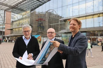 Widerspruch zurückgewiesen: Chemnitzer Stadtverwaltung darf in Kaufhof ziehen - Kaufhof-Eigentümer Kurt Krieger, Oberbürgermeister Sven Schulze und der damalige Baubürgermeister Michael Stötzer einen Tag nach der Entscheidung des Stadtrates, die Ämter im Moritzhof und der Alten Post ab 2028 in die Kaufhaus-Immobilie umzusiedeln.