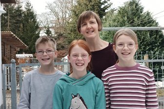 Widerstand gegen die Schließung der Blockhütte: Gibt’s noch Hoffnung für vogtländisches Freizeitheim? - Sie wollen in die Blockhütte: Annegret Behrens mit ihren Kindern Justus, Luise und Esther sammeln Unterschriften zum Erhalt der Blockhütte.