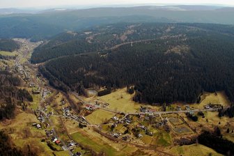 Widerstand gegen geplante Windräder auf dem Hohen Brand bei Erlbach - Der Hohe Brand (803 Meter, Bildmitte) ist die höchste Erhebung zwischen Erlbach und Zwota (im Bild links und unten). Eine Potenzialfläche am Berg wird für den Bau von maximal sechs Windrädern geprüft.