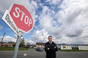 Widerstand gegen Kreuzungsschließung in Plauen: „Da hängt unsere Existenz dran“ - Oberlosas Ortsvorsteher Janes Trawinski an der Kreuzung Bundesstraße 92/Oberlosaer Weg/Kulmgasse. Die Kulmgasse in Richtung Oberlosa soll geöffnet bleiben, der Oberlosaer Weg in Richtung Unterlosa hingegen geschlossen werden.