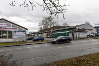 Widerstand gegen neuen Aldi-Markt im Erzgebirge - Aldi will sich mit einem neuen Markt direkt an der B 95 unterhalb der Montessori-Grundschule niederlassen. Das Problem: Auf dem Grundstück sind aktuell mehrere Firmen ansässig, die zwangsläufig verdrängt werden würden.