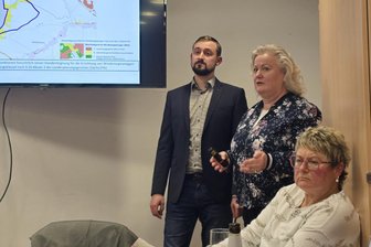 Widerstand gegen Windkraft-Pläne: Was im Crimmitschauer Ortsteil Blankenhain diskutiert wird - Auf Einladung der Ortsvorsteherin Ulrike Voigt (r.) stellten die Sabowind-Mitarbeiter Roy Tröger und Kerstin Friedrich das Projekt vor.