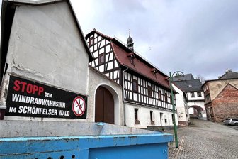 Widerstand gegen Windräder bei Schönfels: Das sagt ein Waldbesitzer aus Neumark dazu - Am Markt in Neumark, nur 100 Meter vom Gut der von Römers entfernt, hängt dieses Banner der Bürgerinitiative „Keine Windräder in Schönfels“.