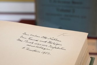 Widmung von Albert Einstein in Dortmund aufgetaucht - Die Uni-Bibliothek freut sich über einen Überraschungsfund. (Handout) 
