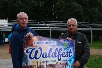 Wie 100 Freiwillige im Erzgebirge ein dreitägiges Fest stemmen - Frank Stock (l.) und Andreas Keller vom Heimatverein freuen sich auf das Waldfest.