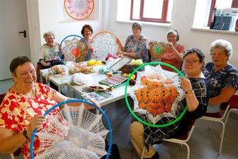 Wie 100 Hula-Hoop-Reifen Schwung in die Innenstadt von Hohenstein-Ernstthal bringen sollen - Das Einstricken von Hula-Hoop-Reifen gehört zu den aktuellen Aufgaben der Frauen der Handarbeitsgruppe „Spaß am Faden“. Vorbereitet wird damit ein Großprojekt für die Kulturhauptstadt 2025.