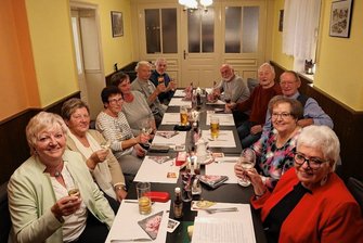 Wie 20 arbeitslose Westsachsen zu Freunden wurden - Vor 25 Jahren haben sie die erste Möbelbörse in Zwickau aufgebaut, als Arbeitsbeschaffungsmaßnahme. Seitdem treffen sich die Frauen und Männer regelmäßig, um sich auszutauschen. 