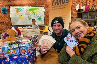 Wie 400 Euro aus Reichenbach helfen, die Plauener Babyklappe offen zu halten - Übergabe von Weihnachtspäckchen und Geld im Alten Reitstall Reichenbach. Eileen Schönheit vom Plauener Karo-Verein und Steve Rennwanz vom Alten Reitstall.