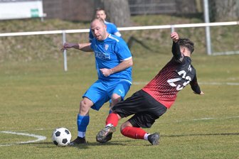 Wie abgezockt der TSV Crossen für Spannung an der Tabellenspitze der Fußball-Westsachsenliga sorgt - Johannes Gemeinhardt (links) im Duell mit ESV-Kapitän Fritz Gerisch. Der TSV-Stürmer ist mit 15 Treffern bester Torjäger der Liga und leitete gegen Ebersbrunn die 1:0-Führung ein.