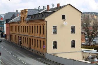 Wie Adorf frühere Perlmutter-Betriebe sichtbar machen will - Noch gut sichtbar im Adorfer Stadtbild ist die frühere Perlmutterwarenproduktion C. W. Lots: Der Gebäudekomplex Elsterstraße 27-31 steht direkt an der Stadtdurchfahrt der B 92. Diese und andere frühere Produktionsstätten nimmt das bis 2025 angelegte Projekt „Digitales Museum in der Stadt“ in den Fokus.