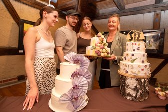 Wie akribisch ein Plauener Paar seine Hochzeit plant: „Das Schönste ist doch die Vorbereitungszeit“ - Auf der Hochzeitsmesse im Malzhaus am Stand von Konditormeisterin Yvonne Floß - das angehende Brautpaar Laura und Tobias (Mitte) sowie Trauzeugin Julia.