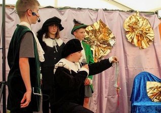 Wie alles begann: Theaterstück zeichnet Geschichte von Reichenbach nach - Ein Höhepunkt des Dorffestes zum 865-jährigen Bestehen von Reichenbach war das Theaterstück "Wie alles begann. Vorrangig jugendliche Darsteller spielten die Entstehung des heutigen Stadtteils von Großschirma nach.