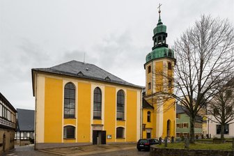 Wie alte Schiefer zur Sanierung der Wolkensteiner Kirche beitragen - An der Kirche in Wolkenstein gibt es gleich mehrere Baustellen. Eine davon sind die Fenster.