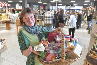 Wie an der B 173 in Oederan der größte Regionalmarkt Sachsens entstehen soll - Carola Zeiger aus Wechselburg stellt Schalen, Blumen und anderes her. Sie könnte sich auch vorstellen, in der „Stanze“ Kurse zum Thema Filzen anzubieten.