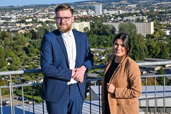 Wie angehende Mediziner ihr Studium in Chemnitz empfinden - Blick vom Hochhausdach des Klinikums Chemnitz: Maximilian Thrum und Clara Marx studieren dort Medizin. Obwohl die Form der Ausbildung ungewöhnlich ist, finden beide die Medizinerausbildung in Chemnitz für sich als überaus passend. Der Studiengang soll nun dauerhaft gesichert werden.