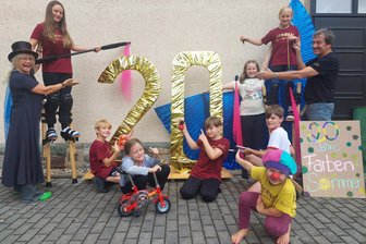 Wie Angela Heinzmann-Berger im Vogtland den für Kinder „schönsten Ort der Welt“ schuf - Angela Heinzmann-Berger (links) lädt seit 20 Jahren jedes Jahr Kinder zum Farbensommer ein. Gerhard Meyer (rechts) schafft dazu schöne Requisiten.