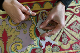 Wie arbeiten Modedesigner? Workshop in Limbach-Oberfrohna gibt Einblicke - Ein Workshop im Esche-Museum zeigt Teilnehmenden, wie Schritt für Schritt Modeentwürfe entstehen.