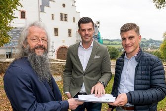 Wie attraktiv ist Wolkenstein im Internet? - Prof. Dr. Rico Manß und Peter Gottwald von der IU Leipzig zeigen Bürgermeister Wolfram Liebing (v. r.) die Ergebnisse des Projektes.