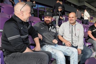 Wie Aue-Fans die Mitgliederversammlung beim FCE erlebten - Die Aue-Fans Sören Schneider aus Breitenbrunn, der Lengenfelder Marcel Klein und Heiko Graupner aus Schönbrunn (v. l.) erlebten den Neubeginn der Veilchen mit. 