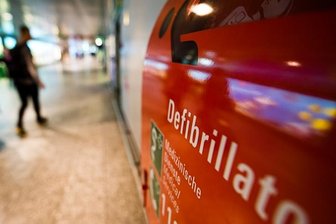 Wie Aue "herzsicher" werden will - Defibrillatoren soll es künftig an mehreren öffentlich zugänglichen Plätzen in Aue-Bad Schlema geben.