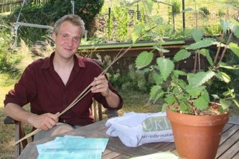 Wie aus Brennnesseln eine Unterhose wird - Patrick Will im Unkräuter-Zentrum Augustusburg. Hier bietet er Workshops rund um die Brennnessel an. 