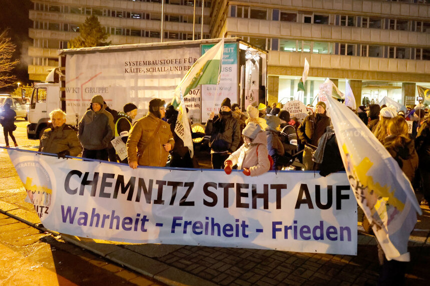 Wie aus dem "heißen Herbst" ein lauwarmer wurde: Neue Studie befragt Montagsdemonstranten - Eine der vergangenen Montagsdemonstrationen in der Chemnitzer Innenstadt.