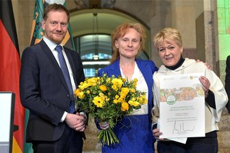 Wie aus der Coronapandemie etwas Gutes erwuchs: Ministerpräsident Michael Kretschmer überreicht Generationenpreis an Hospizdienst Oederan - Christiane Riemer (Mitte) und Patricia Smolka nahmen den Preis von Ministerpräsident Kretschmer entgegen.