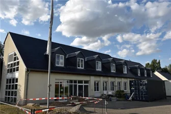 Wie aus einem Betriebsgebäude in Flöha beinahe eine Asylbewerberunterkunft geworden wäre - Am Betriebsgebäude der Eins Energie in Flöha-Plaue finden derzeit umfangreiche Bauarbeiten statt. Das hat im Internet für Spekulationen gesorgt.
