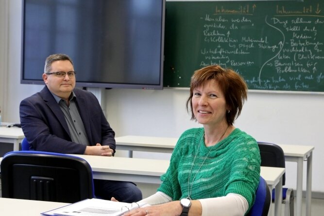 Wie aus einer Fabrik eine Schule wurde - Tilmar A. Trentzsch ist seit Juli 2020 Standortleiter der Euroschule. Lehrerin Yvonne Roder steht hier seit 28 Jahren vor Berufsschülern. 