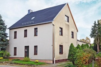 Wie aus einer Schmiede die "Sächsische Krone" wurde - Die Ansichtskarte von 1905 zeigt flanierende Besucher, spielende Kinder, Pferdekutschen und Gäste im Biergarten des Gasthauses.