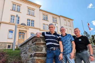 Wie aus einer Schocknachricht eine Erfolgsgeschichte wurde: Freie Schule Erzgebirgsblick feiert 20-jähriges Bestehen - Der Vereinsvorsitzende Ole Fleischer, Geschäftsführer Sven Herrmann und Lehrer Hendrik Seibt (von links) sind in der Freien Schule Erzgebirgsblick von Anfang an treibende Kräfte.