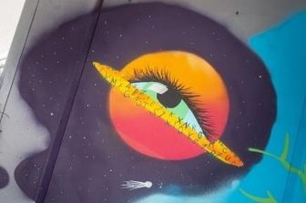 Wie aus einer Telefonzelle eine bunte Bücherzelle entsteht - Details entstanden mit Acrylfarbe, Flächen wurden besprüht.