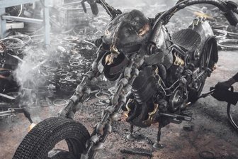 Wie aus Schrott Kunst für die Altstadt entstehen soll - Motorräder aus Schrott entsteht in der Werkstatt des thailändischen Künstlers Chatree.