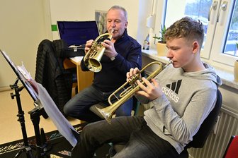 Wie Bad Brambach seine Musikschule retten will - Seit 2023 hat die Musikschule Bad Brambach ihren Sitz im Gebäude der ehemaligen Kinderkrippe. Im Foto: Musikschullehrer Klaus Pletz und sein Schüler Lukas Menzl.