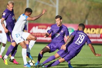 Wie beherrscht der FCE das neue System? - Ein Innenverteidiger in Bedrängnis: Olivier Kingue (weißes Trikot) von Slovan Liberec wird im Testspiel von Cebio Soukou, Dominik Wydra und Sören Bertram (von rechts nach links) tief in der Hälfte der Tschechen attackiert.