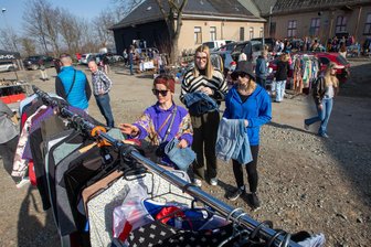 Wie bei Bares für Rares: Plauener Club Zooma wird zum Trödelmarkt - Das schöne Wetter machte es möglich, dass auch auf dem Freigelände Händler ihre Stände aufbauen konnten.
