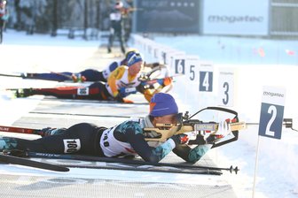 Wie bei Olympia: Biathleten aus dem Erzgebirge enttäuschen bei Saisonhöhepunkt - Matti Groß (vorn) von der TSG Sehma verpasste im Sprint als Vierter nur knapp das Podest.