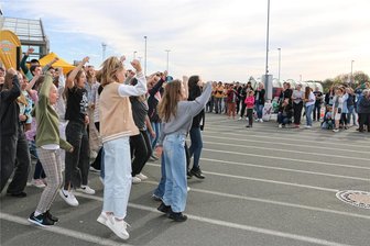 Wie bei „Wetten dass!“: Weischlitzer Oberschüler müssen 300 Mitsinger finden - schaffen sie das? - Schüler der Weischlitzer Oberschule trafen sich am Donnerstagnachmittag am Globus-Markt zur Gesangswette.